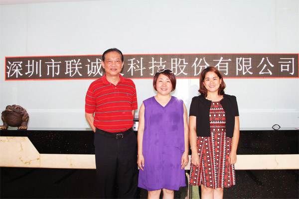 深圳市照明與顯示工程行業(yè)協(xié)會施偉力會長、龍冬梅副秘書長和龍平芳女士在聯(lián)誠發(fā)合影